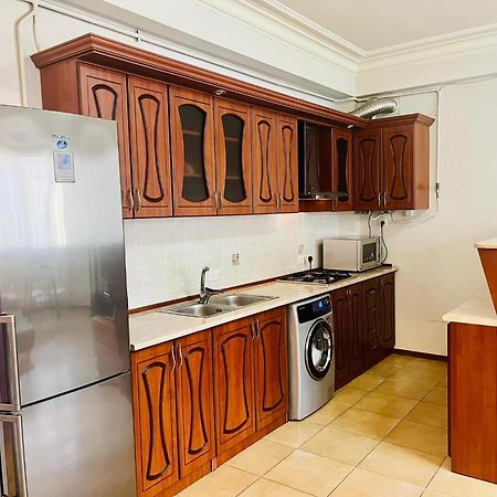 Republic Square Apartment Ереван Екстериор снимка