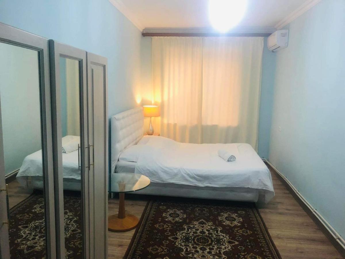 Republic Square Apartment Ереван Екстериор снимка