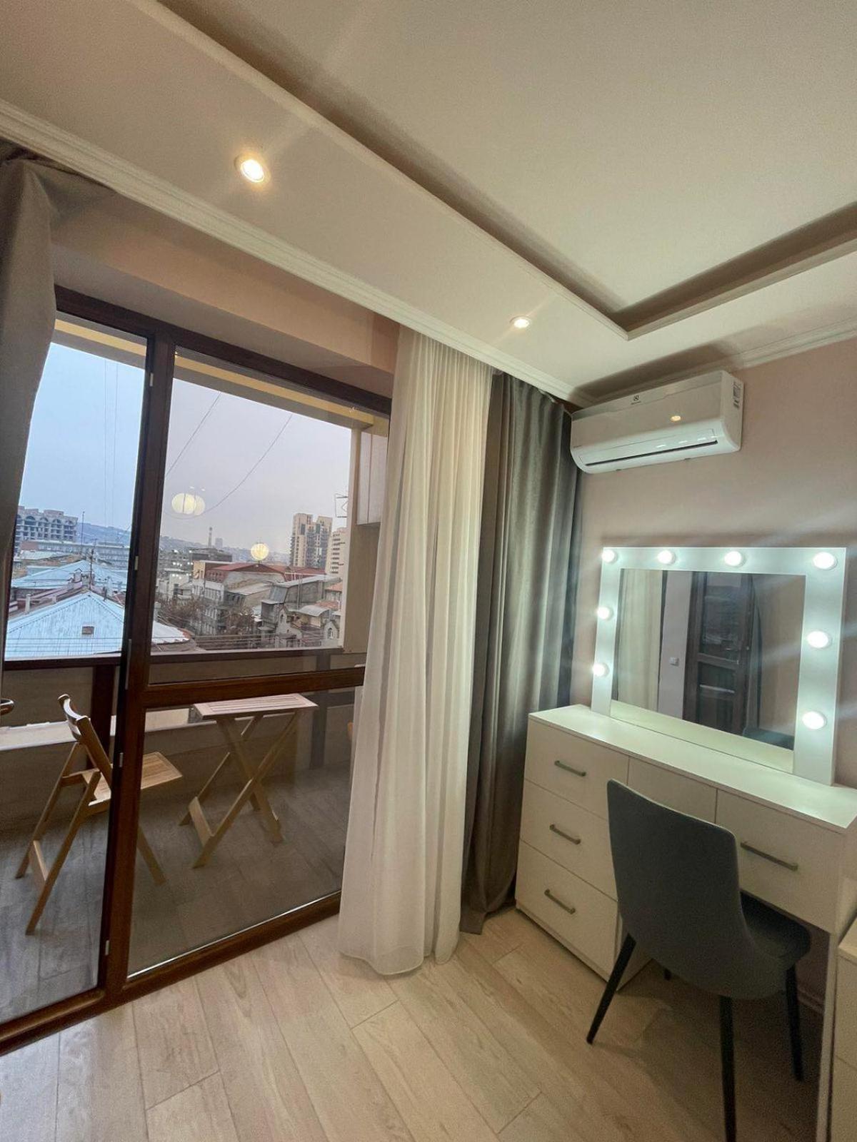 Republic Square Apartment Ереван Екстериор снимка