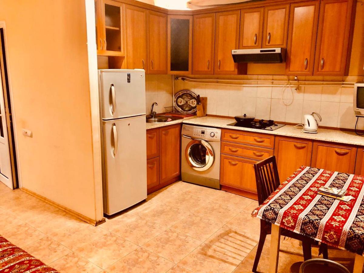 Republic Square Apartment Ереван Екстериор снимка