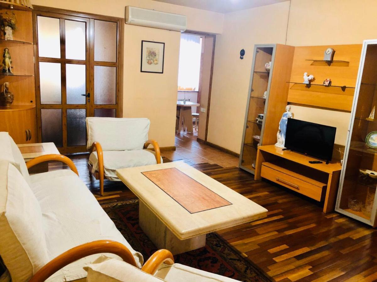 Republic Square Apartment Ереван Екстериор снимка